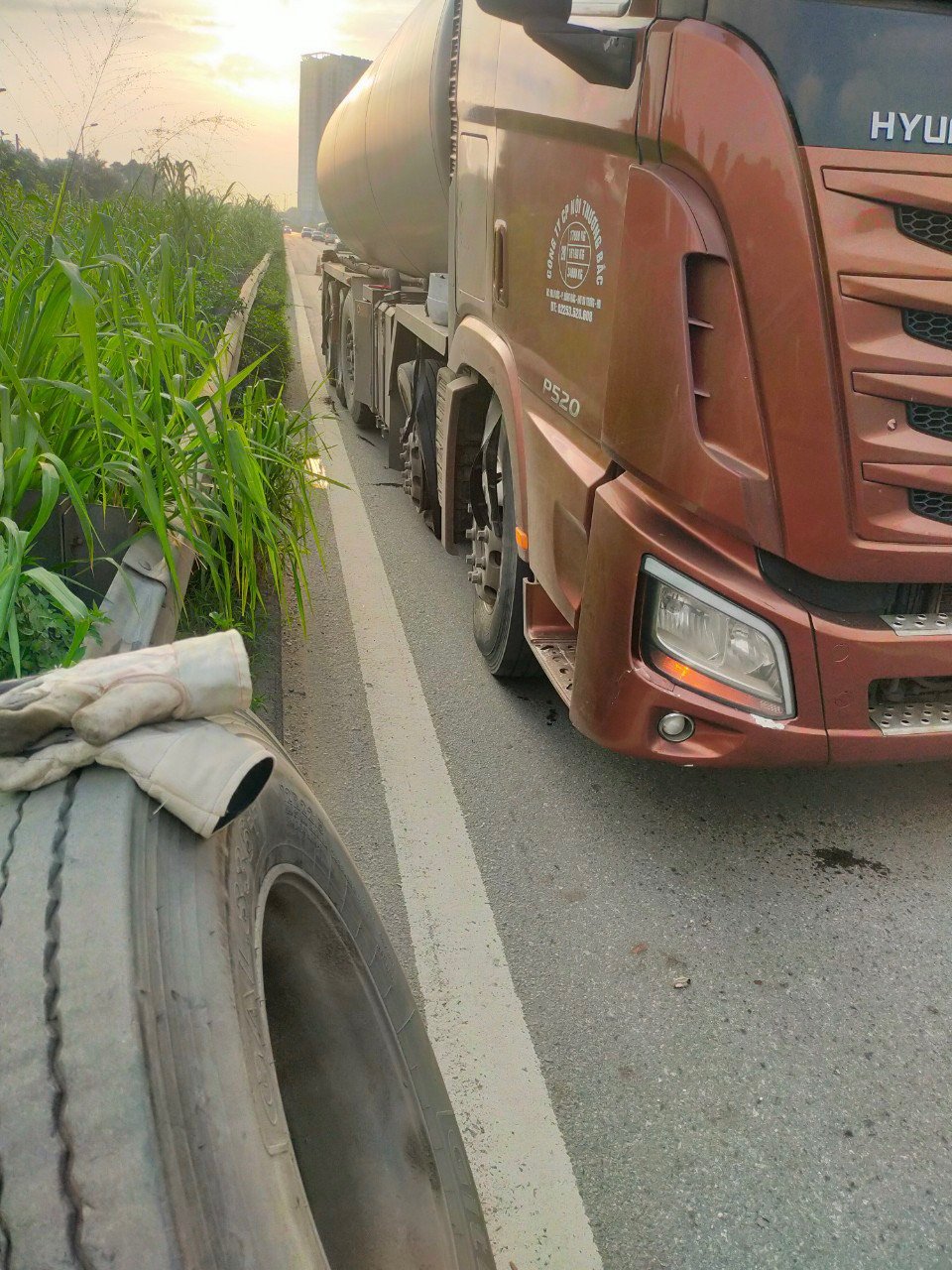 cứu hộ xe hơi khẩn cấp ban đêm