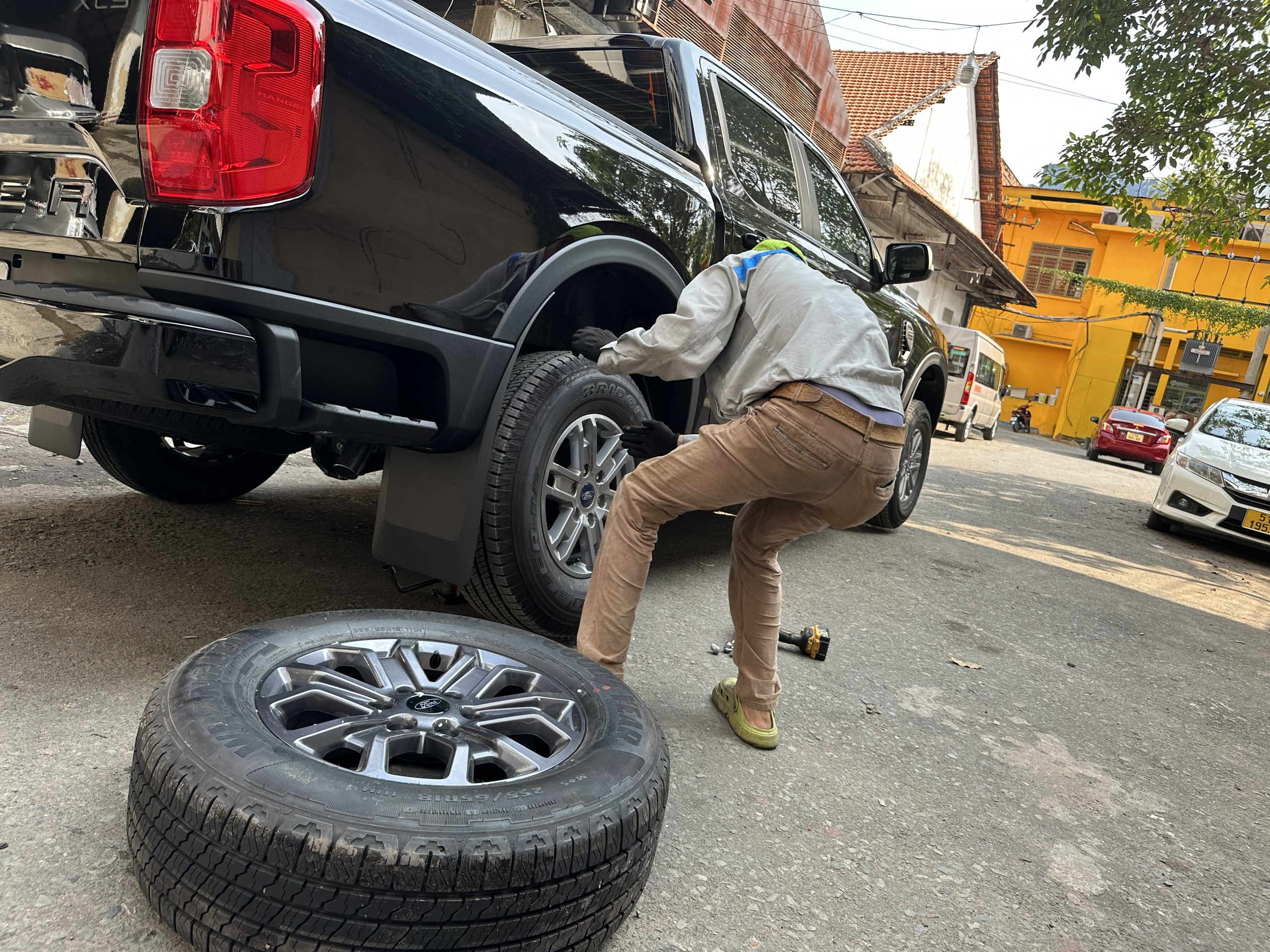 Cứu hộ lốp xe con đường Nguyễn An Ninh